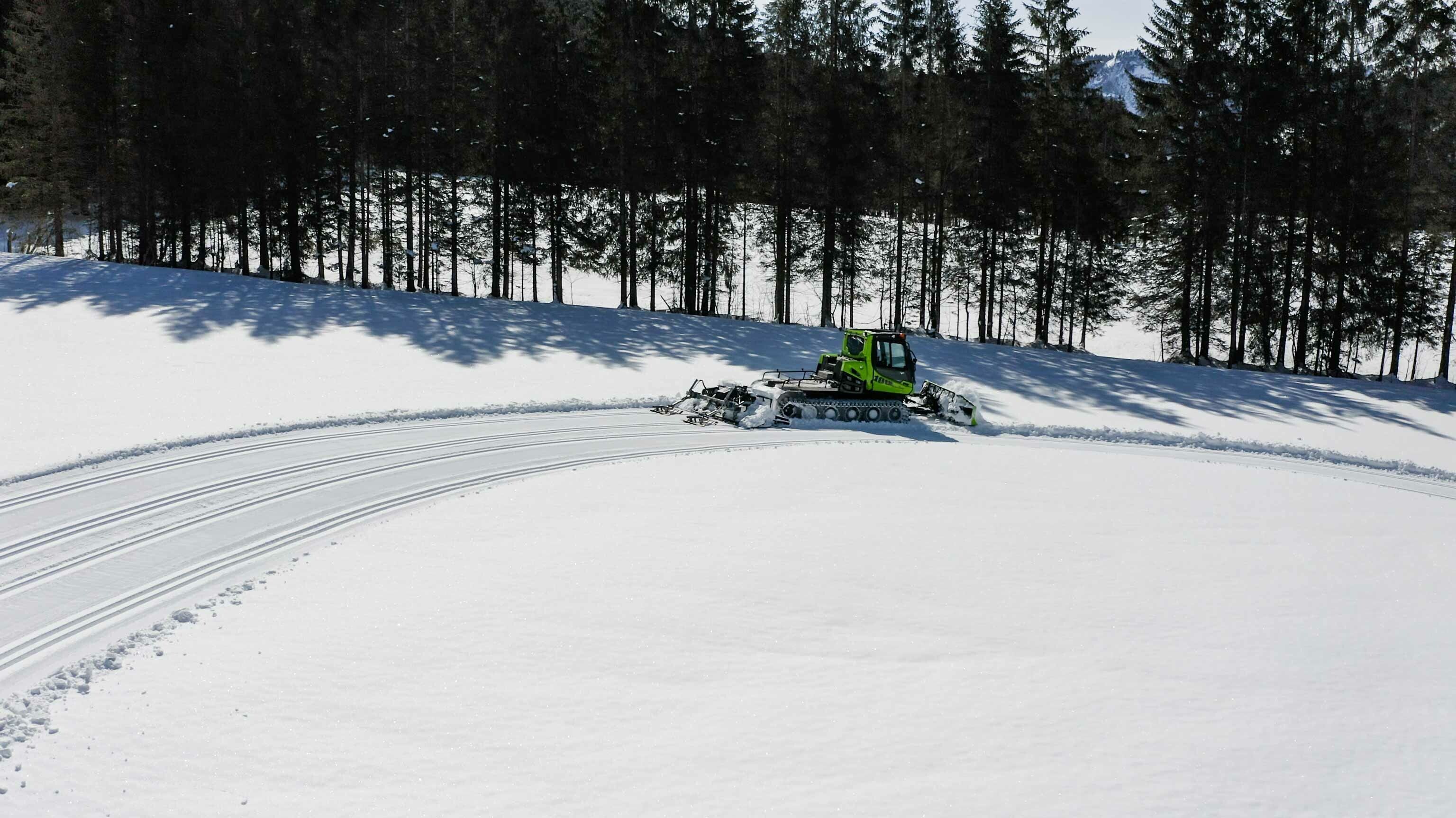 PistenBully 100 E im Schnee