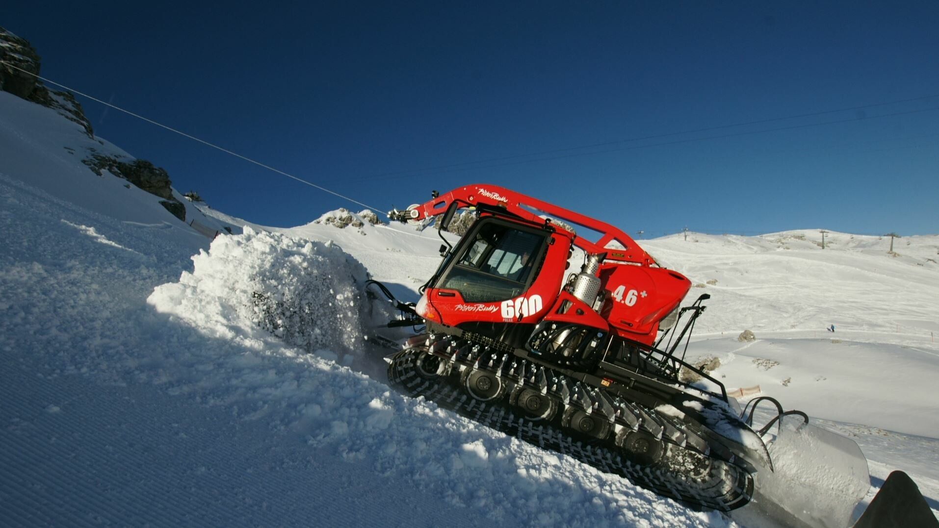 PistenBully 600 W: Snow groomer with winch