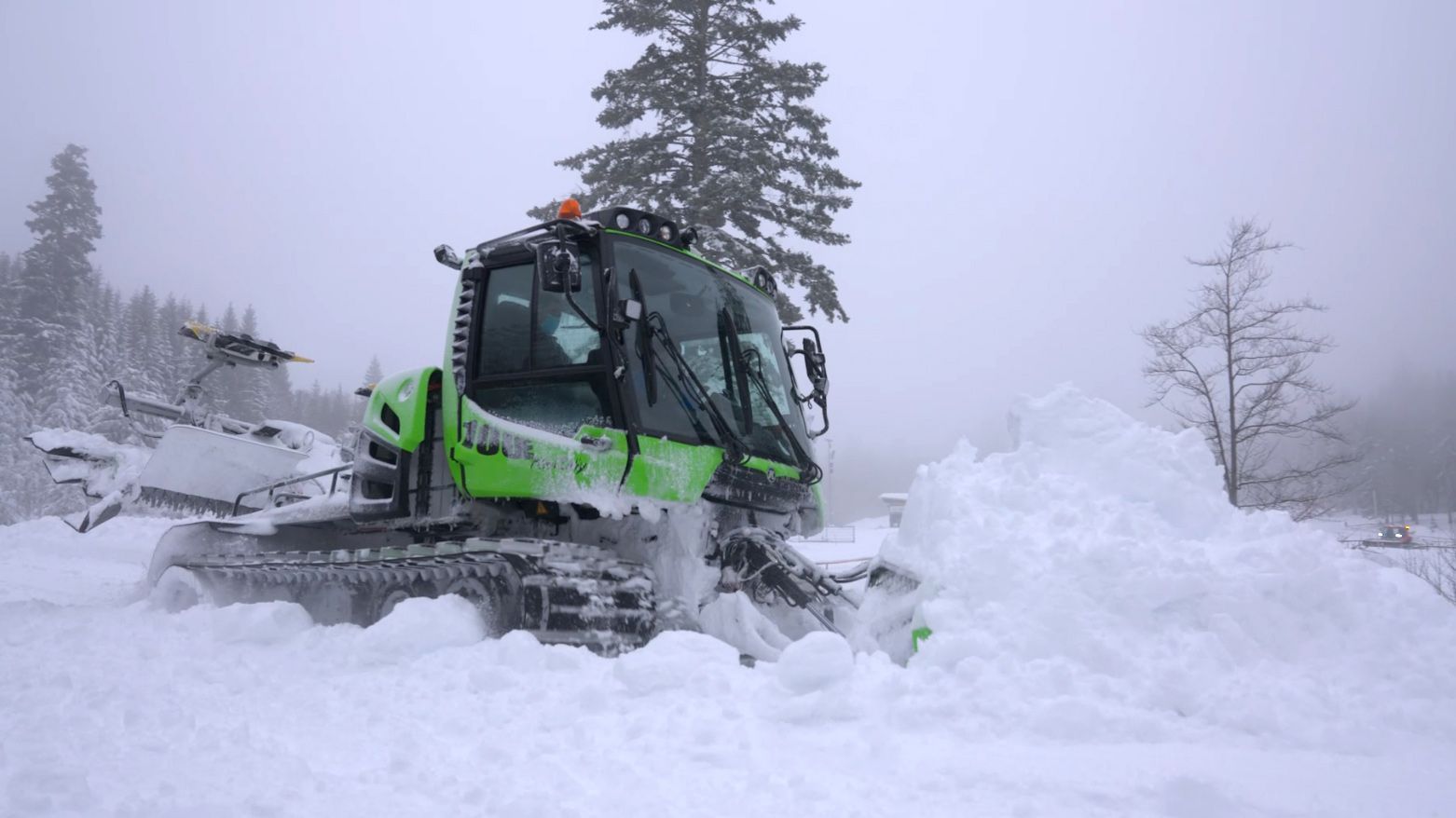 PistenBully 100E im Schnee