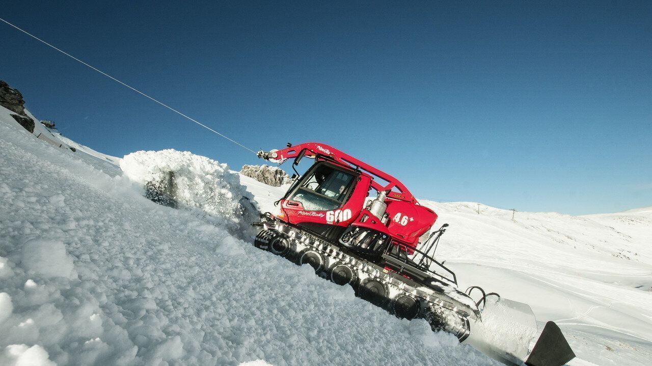 PistenBully 600 W on the steep slope