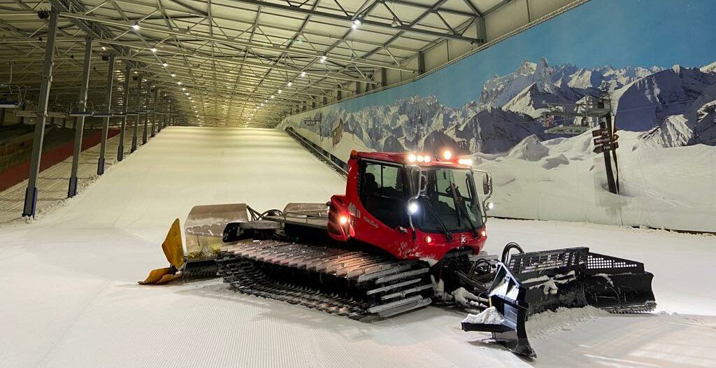 Le PistenBully 400 à l'œuvre pour la remise en état et la préparation de la halle de ski indoor de Wittenburg pour la saison en cours. 
