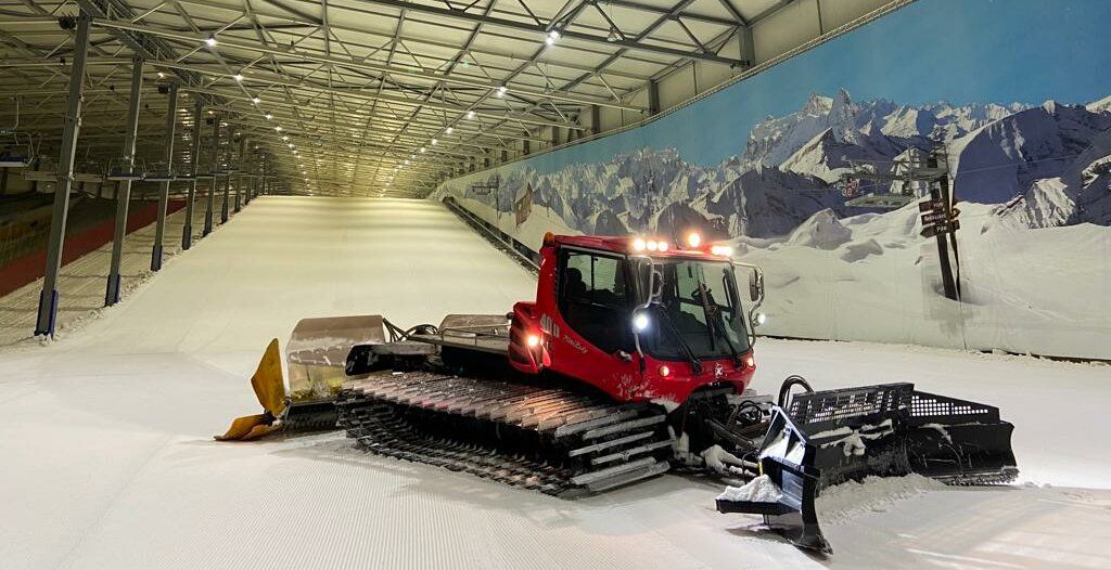 Il PistenBully 400 predispone il padiglione da sci al coperto di Wittenburg per le migliori prestazioni nella stagione attuale. 