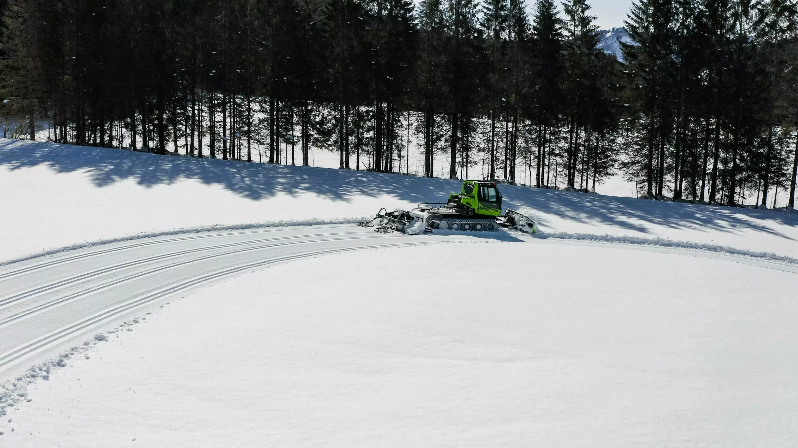 PistenBully 100 E in the snow