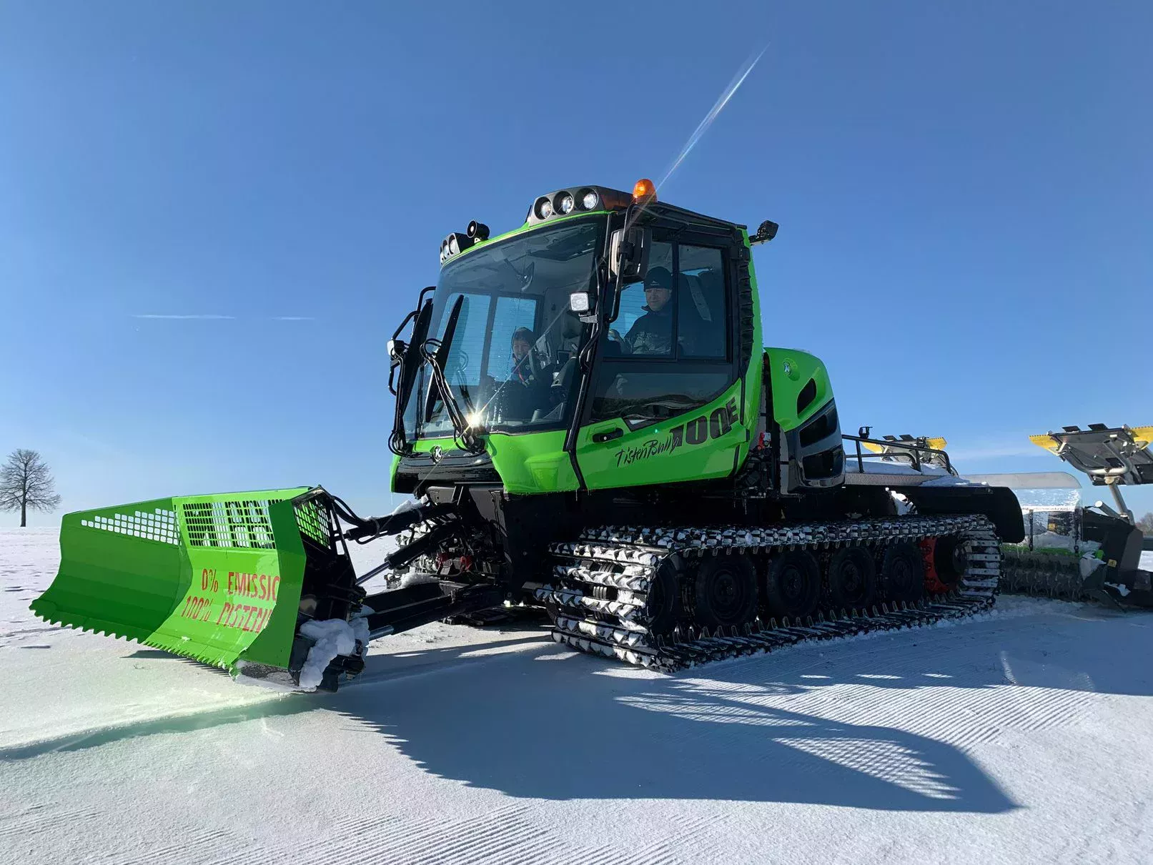 Der PistenBully 100 E im Schnee