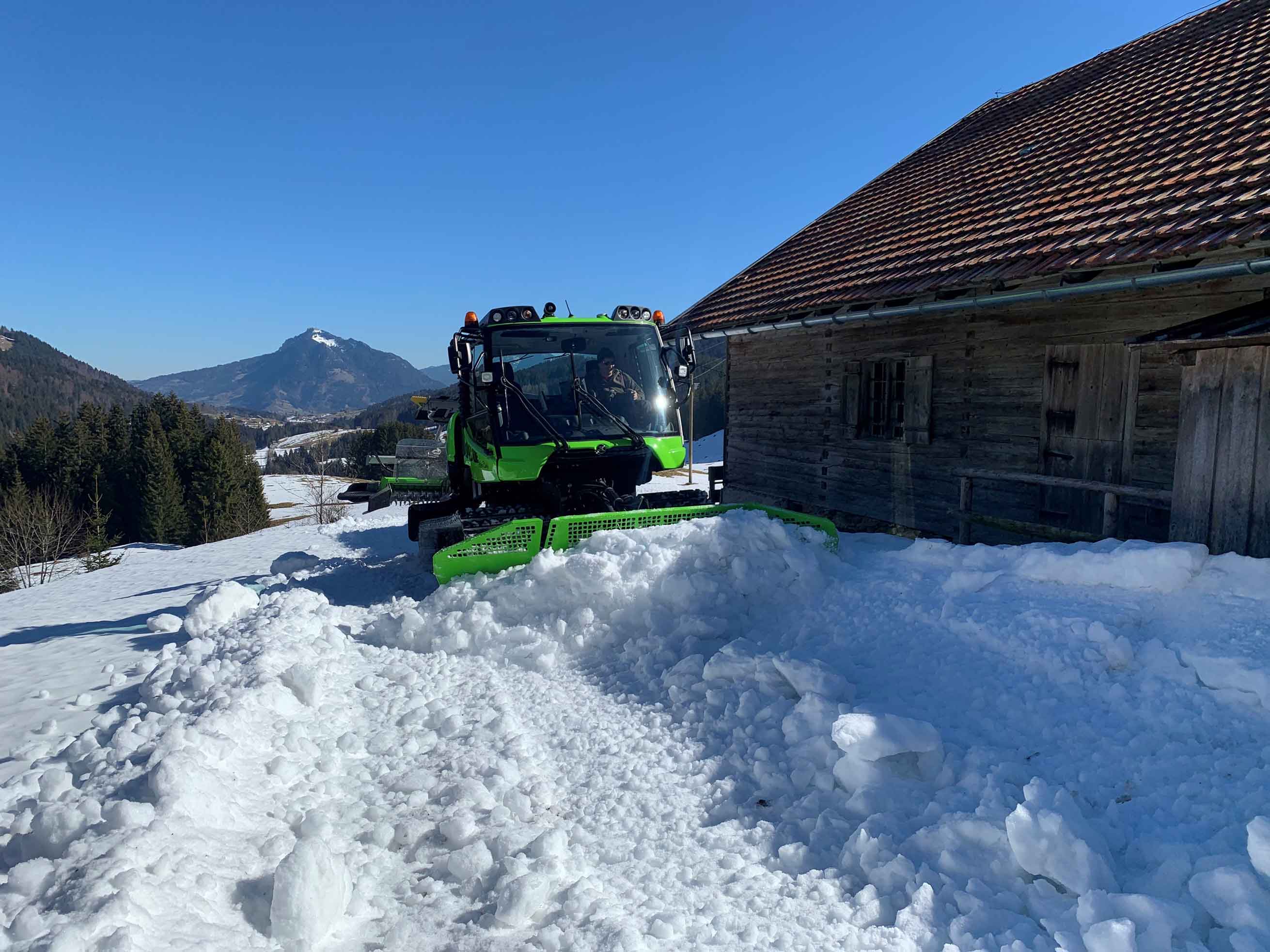 PistenBully 100 E im Schnee