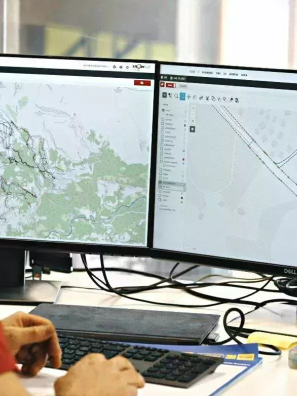 Büromitarbeiter arbeitet mit SnowSat Web