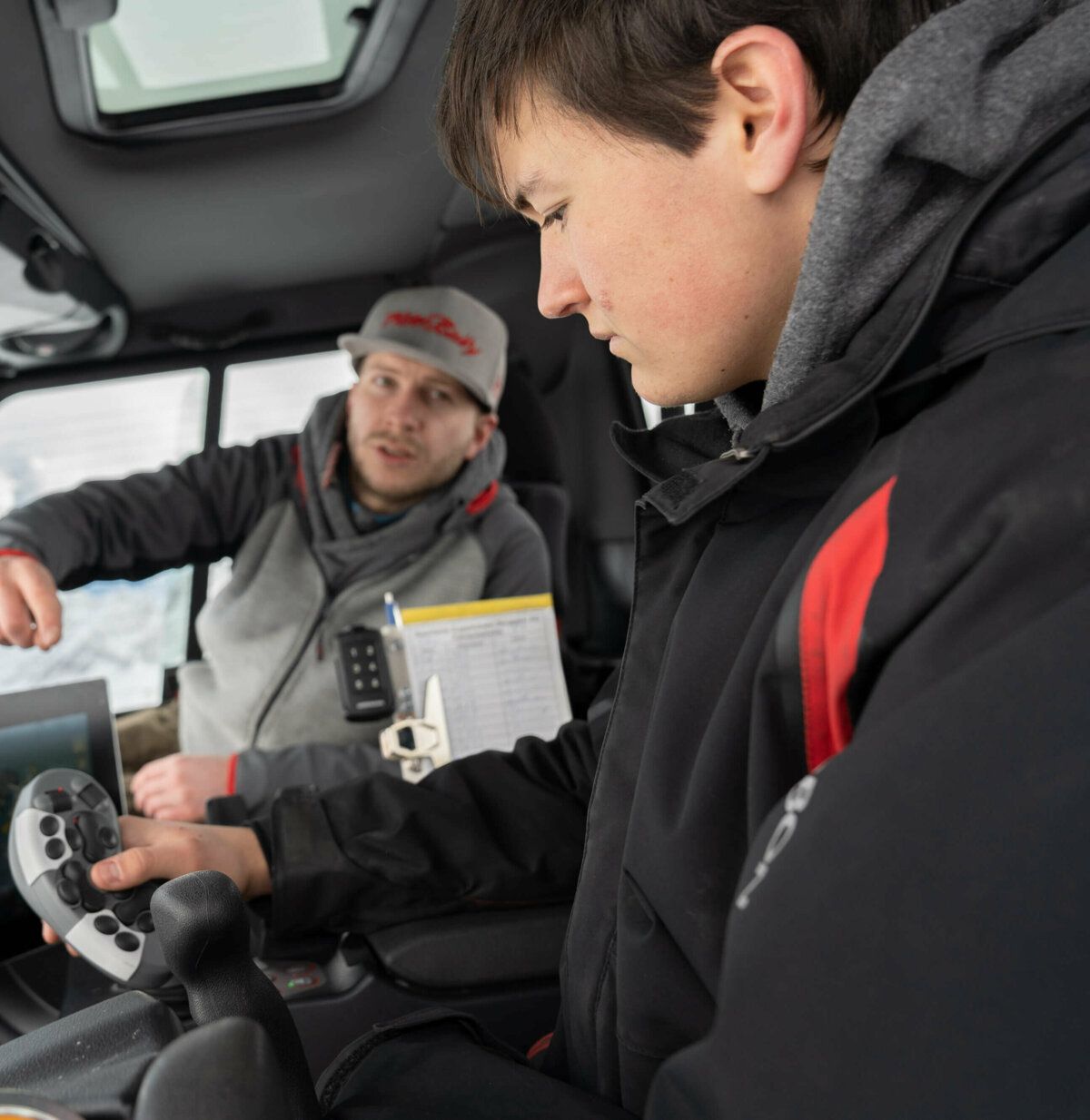 PRO ACADEMY Trainer schult den richtigen Umgang mit SNOWsat im Fahrzeug 