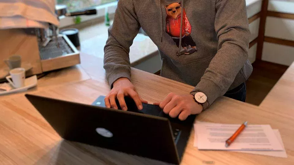 Neue_Lernplattform Egal ob in Küche, Büro, oder unterwegs: Die interaktiven Onlineschulungen lassen sich überall durchführen.
